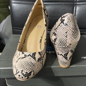 Chic Snakeskin Pattern Heels